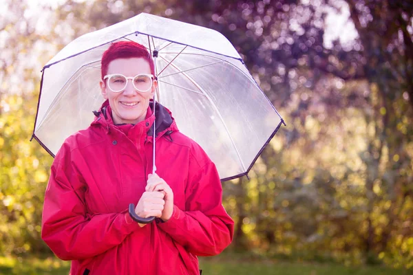 Portrait de femme en imperméable rouge et parapluie — Photo