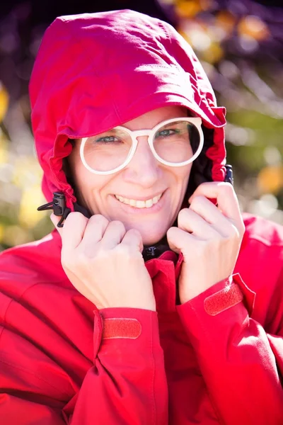 Retrato de mulher bonita em casaco vermelho — Fotografia de Stock