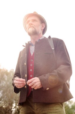 50'li yakışıklı Bavyera adam 