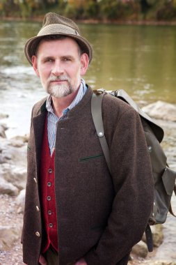 nehir kenarında duran 50'li Bavyera adam