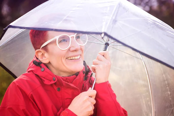 Portrait de femme en imperméable rouge et parapluie — Photo