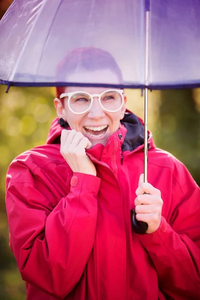 Portrait de femme en imperméable rouge et parapluie — Photo