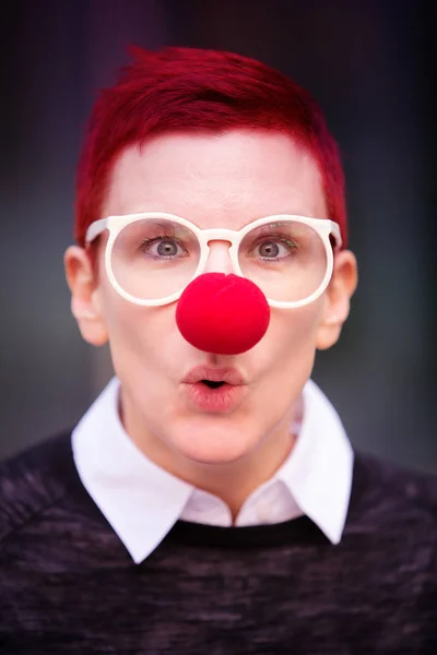 Portret van roodharige vrouw met de rode neus — Stockfoto