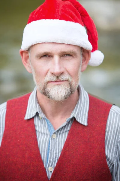 Retrato de homem em seus 50 anos com chapéu de Santa — Fotografia de Stock