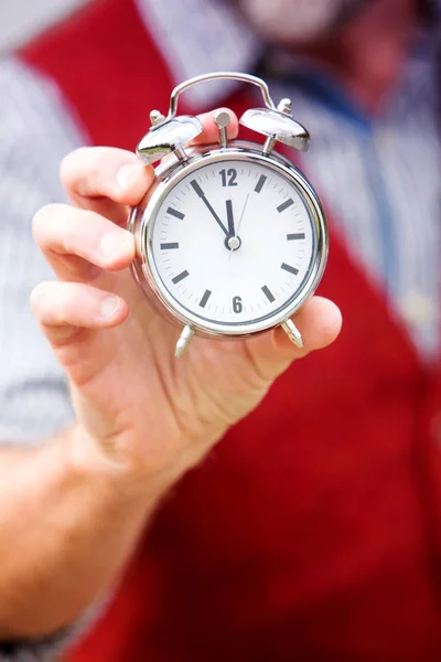 Primo piano dell'uomo in giubbotto rosso con un orologio — Foto Stock