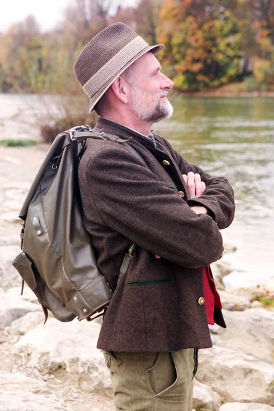 Homem bávaro em seus 50 anos em pé junto ao rio — Fotografia de Stock