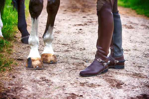 Zbliżenie człowieka w butach i jego konia — Zdjęcie stockowe