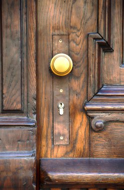 altın kapı tokmağı ile eski ahşap kapı