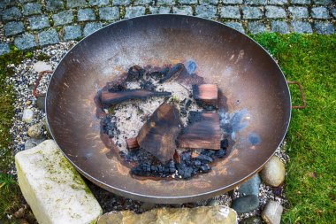 şömine yanmış odun ve külleri ile