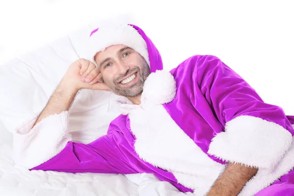 Bonito homem no Santa traje deitado no cama — Fotografia de Stock