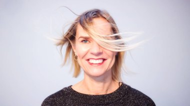 fotoğraf makinesi ile saç kazanmak gülümseyen kadın