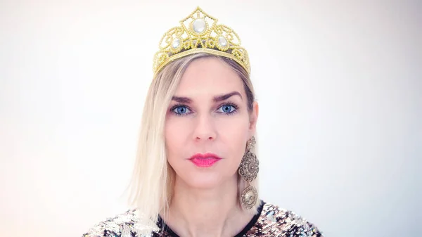 Portrét blonďatá žena s korunou — Stock fotografie