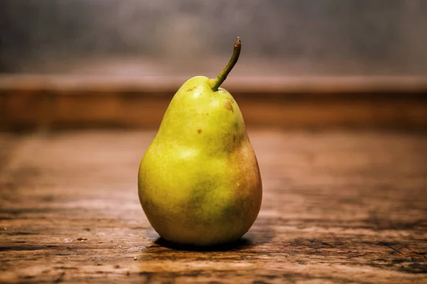 Birne auf einem rustikalen Holztisch — Stockfoto