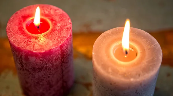 Duas velas acesas na mesa de madeira — Fotografia de Stock