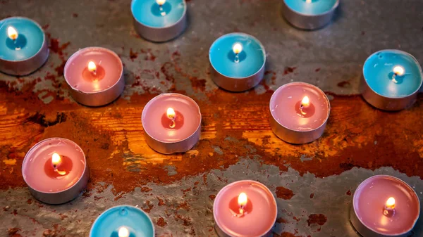 Velas em uma mesa de madeira rústica — Fotografia de Stock