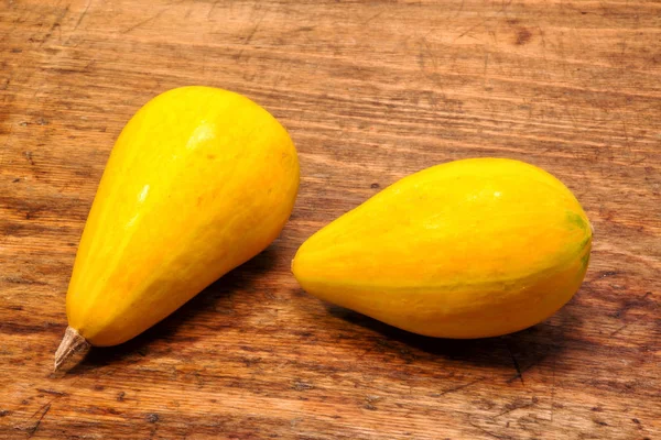 Dois squash amarelo na mesa de madeira rústica — Fotografia de Stock