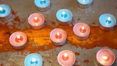 Rustik ahşap bir masa mum dışarı üfleme, Cinemagraph