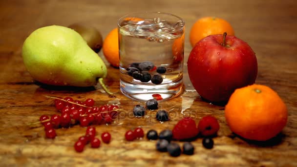 Tischkino Mit Frischem Obst Und Einem Glas Wasser — Stockvideo