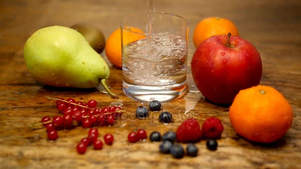 Cinemagraph Verre Avec Eau Douce Des Fruits Sur Table Bois — Video