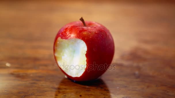 Cinemagraph Pomme Rouge Mordue Avec Eau Coulant Dessus — Video