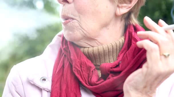 Cinemagraph Από Ηλικιωμένη Γυναίκα Στέκεται Εξωτερικούς Χώρους Και Καπνίζει Ένα — Αρχείο Βίντεο