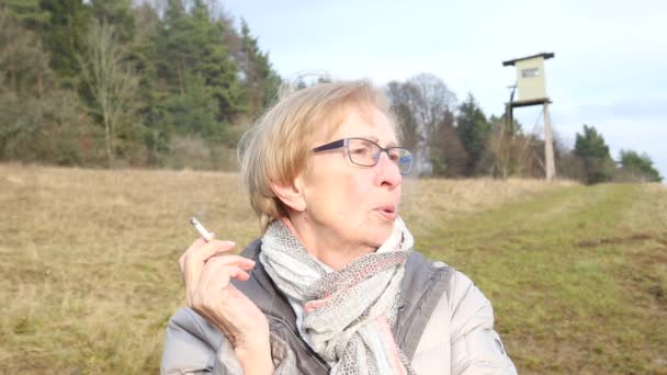 Filmszene Einer Älteren Frau Die Freien Steht Und Eine Zigarette — Stockvideo