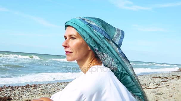 Cinemagraph Belle Femme Avec Foulard Assis Sur Plage — Video