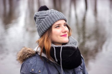 soğuk su duran genç kadın