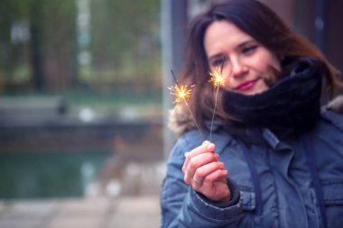 havai fişekleri açık havada tutan genç kadın portresi
