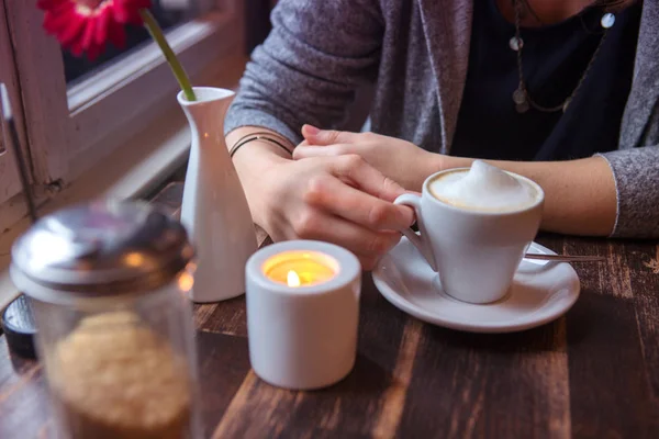 Close-up van de vrouw zit op café met kopje koffie — Stockfoto