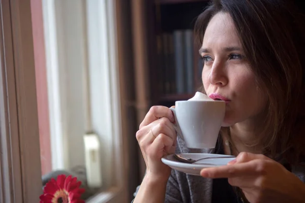 Porträt einer jungen Frau mit einer Tasse Kaffee — Stockfoto