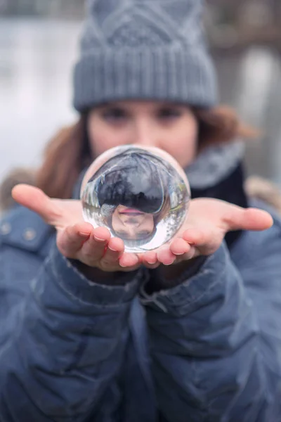 Close-up van jonge vrouw met een glazen bol — Stockfoto