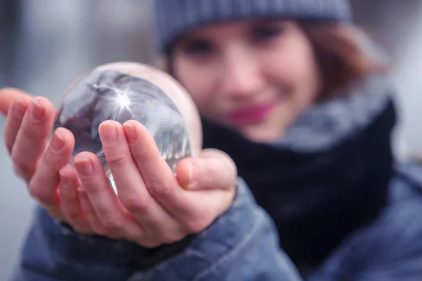 Gros plan de jeune femme tenant une sphère de verre — Photo