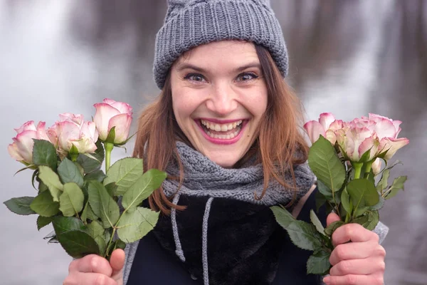 Mujer joven al aire libre con ramo de rosas rosadas —  Fotos de Stock