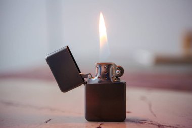 alev üzerinde ahşap masa çakmağı