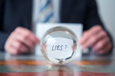 ön cam topun kelime yalanlarla kağıt tutan adam