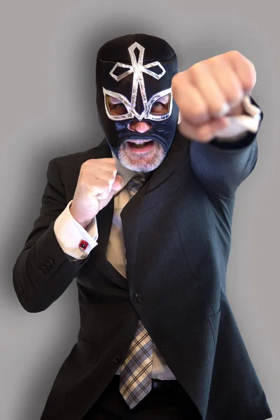 Hombre de negocios con máscara de luchador y posición de lucha — Foto de Stock