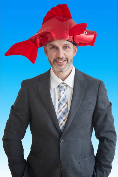 Affärsman med rolig Röd hatt i form av en fisk — Stockfoto