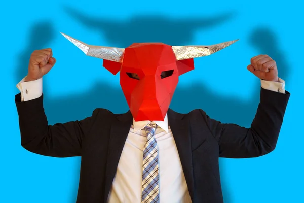 Affärsman med bull mask flexar sina muskler — Stockfoto