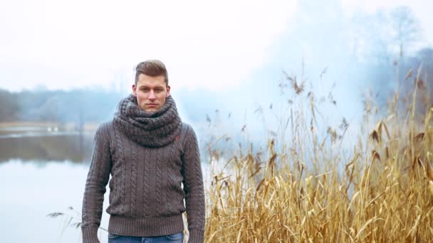 Cinemagraph Bel Homme Devant Lac Avec Brouillard — Video