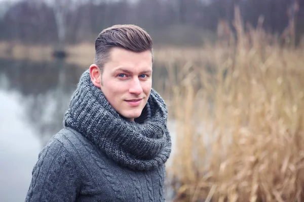 Bonito loiro homem em frente ao lago — Fotografia de Stock