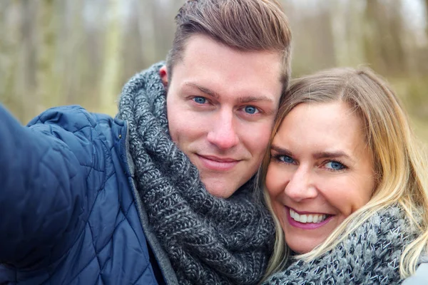 Selfie of young couple outdoors in the cold — Stock Photo, Image