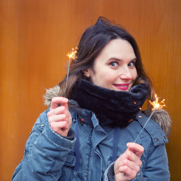 Portret van de jonge vrouw buitenshuis houden wonderkaarsen — Stockfoto