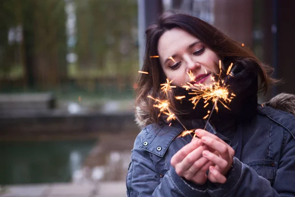 havai fişekleri açık havada tutan genç kadın portresi