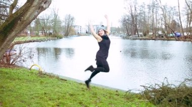 Genç kadının önünde göl atlama Cinemagraph