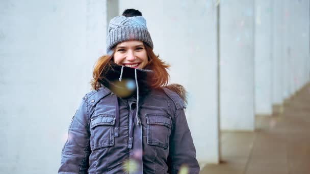 Gráfico Jovem Mulher Fora Com Confete Chovendo Sobre Ela — Vídeo de Stock