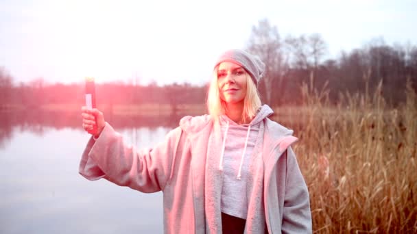 Cinemagraph Femme Debout Extérieur Avec Torche Brûlante — Video