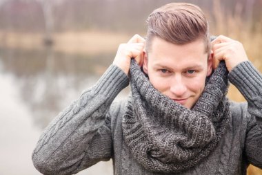 yakışıklı sarışın adamın önünde göl