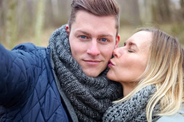 Selfie de beau jeune couple à l'extérieur dans le froid — Photo