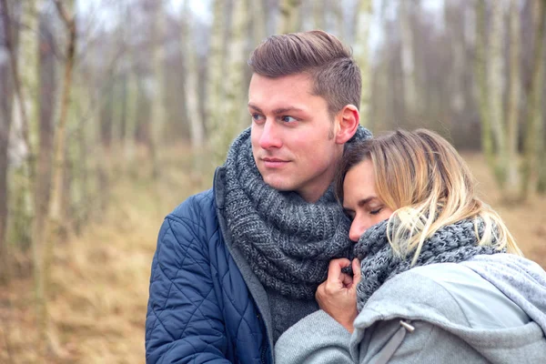 Giovane coppia nella foresta al freddo — Foto Stock
